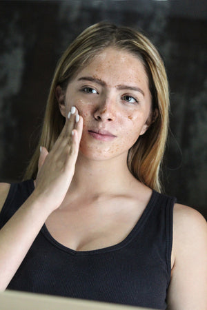 EXFOLIANTE DE NUEZ PARA ROSTRO